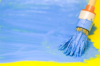 sarı zemin üzerine mavi boya ile fırça