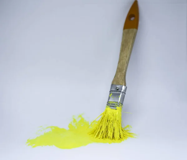 Brosse Avec Peinture Jaune Sur Fond Blanc — Photo