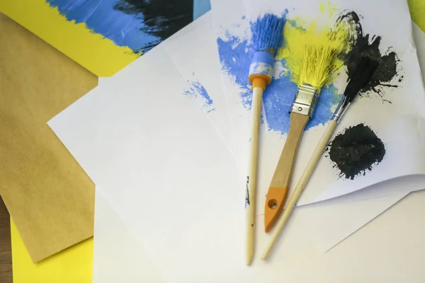 Pincéis Tintas Multicoloridas Sobre Papel Pintado — Fotografia de Stock