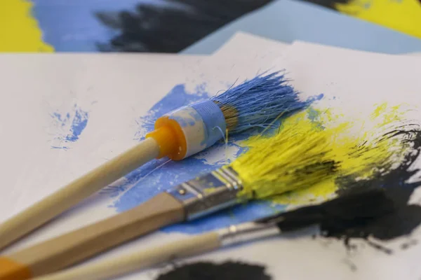 Pincéis Tintas Multicoloridas Sobre Papel Pintado — Fotografia de Stock