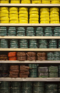 çok renkli hortum donanım mağaza raflarında ambalaj