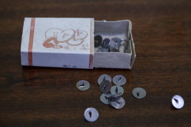 Tablo parlak yüzeyi kutusunda eski Retro raptiye