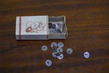 Tablo parlak yüzeyi kutusunda eski Retro raptiye