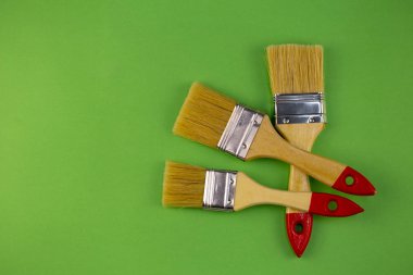 yeşil bir arka plan üzerinde boyama çizim, fırçalar