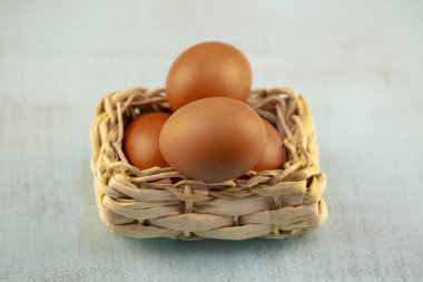 Paskalya yumurtaları sepet dekor ahşap arka plan üzerinde içinde