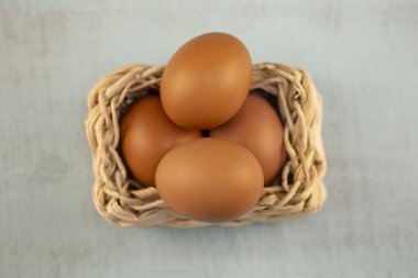 Paskalya yumurtaları sepet dekor ahşap arka plan üzerinde içinde