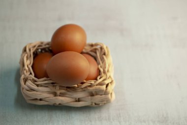 Paskalya yumurtaları sepet dekor ahşap arka plan üzerinde içinde