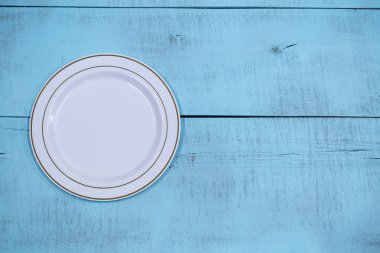 mavi ahşap arka plan üzerinde beyaz tabaklar