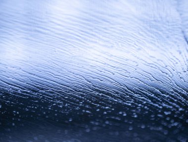 çeşitli vurgular ve gölgeler, bokeh ile araba yıkama sırasında arabanın camına akan su doku