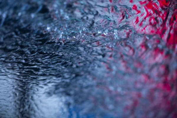 Textura Água Corrente Vidro Carro Durante Lavagem Carro Com Vários — Fotografia de Stock