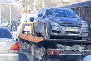 Kışın şehirde araba egzozundan kaynaklanan kirlilik. Soğuk bir kış gününde arabalardan duman çıkıyor.