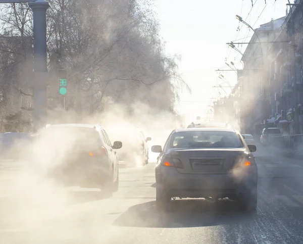 Забруднення Від Вихлопних Газів Місті Взимку Дим Автомобілів Холодний Зимовий — стокове фото
