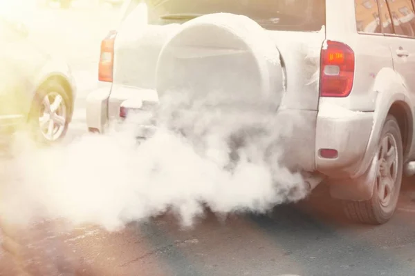 Contaminación Por Escape Los Coches Ciudad Invierno Humo Los Coches —  Fotos de Stock