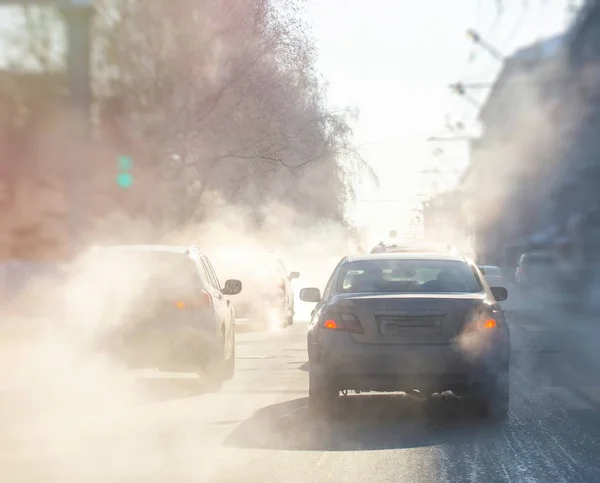Забруднення Від Вихлопних Газів Місті Взимку Дим Автомобілів Холодний Зимовий — стокове фото