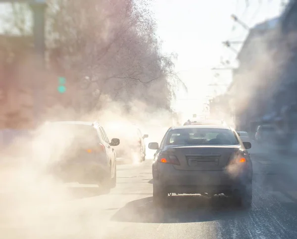 Contaminación Por Escape Los Coches Ciudad Invierno Humo Los Coches —  Fotos de Stock