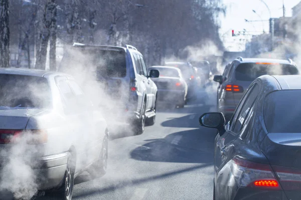 Contaminación Por Escape Los Coches Ciudad Invierno Humo Los Coches — Foto de Stock