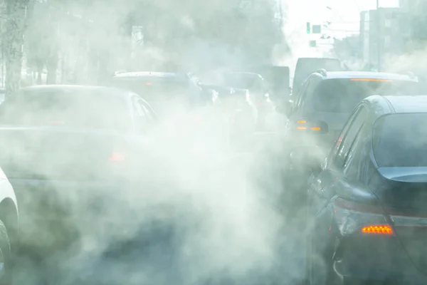 Vervuiling Door Uitlaatgassen Van Auto Stad Winter Roken Uit Auto — Stockfoto