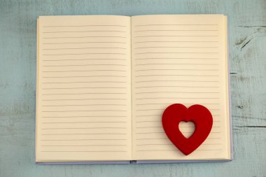 Kırmızı kalp dekor çizgili yazı defteriyle