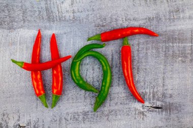 sıcak kırmızı yeşil biber ahşap arka plan üzerinde kapat