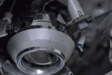 Arabada kaza sonrası kırık Far