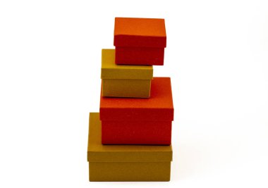 Beyaz arkaplanda hediye kutuları