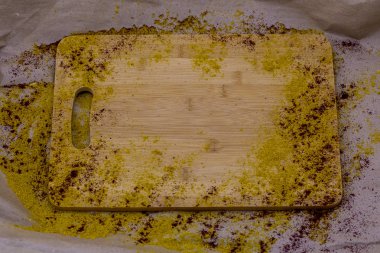 Baharat ile Ağaç kesme tahtası üstünde o, baharatlar ve ahşap doku döktü