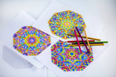 resmi enerji ile doldurma mandala yaratıcı çizim, rahatlama ve stres kabartma,