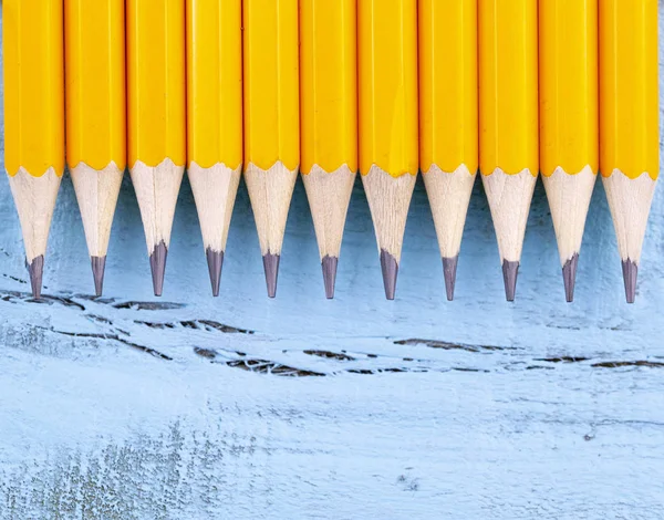 Matite Gialle Sfondo Giallo — Foto Stock