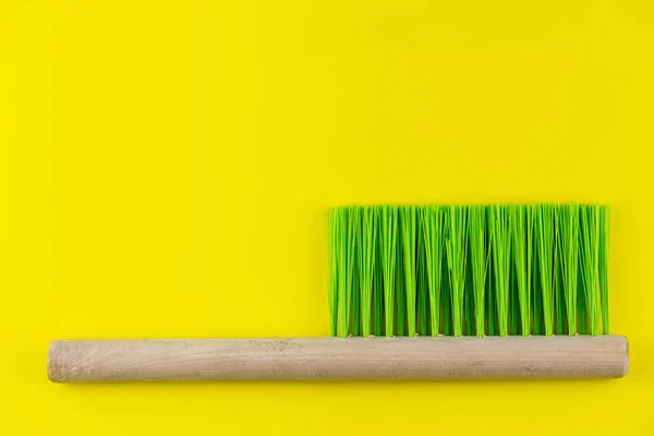 Cepillo Madera Con Cerdas Verdes Para Limpiar Sobre Fondo Amarillo —  Fotos de Stock