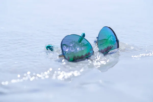 Occhiali da sole per il sole in mare surf in spiaggia — Foto Stock