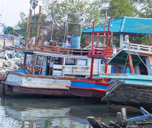 Сломанные Старые Лодки Азии — стоковое фото