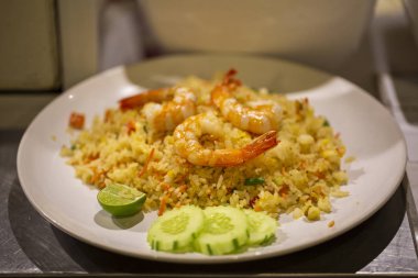 karides ve Tayland gece pazarda yumurta ile pirinç