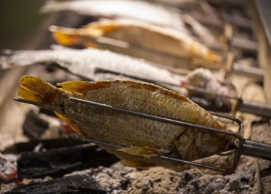 tuz, gece yemeği ızgarada pişmiş balık bu pazarda