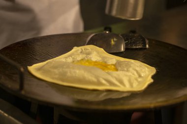 Krep doldurma gece piyasada Asya ile pişirme.