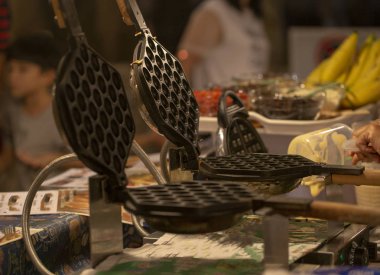 Krep doldurma gece piyasada Asya ile pişirme.