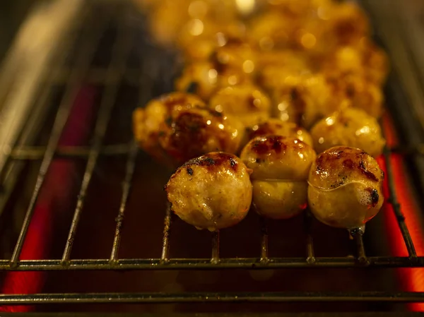 Ett brett utbud av grillspett på spett på nattmarknaden i Asien — Stockfoto
