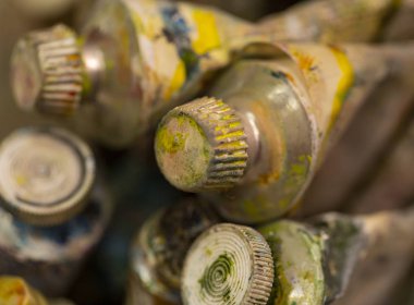 sanatçının çeşitli boyaları