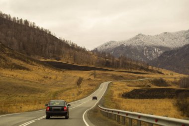 ilkbaharda dağ yolu. baharda Altay dağları