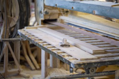 eski birdoğa dükkanı, ahşap tahtalar içine testere