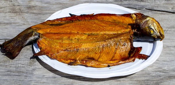 Gerookte forel, gerookte vis op een bord — Stockfoto