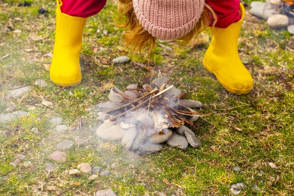 Barn lär sig att bygga en eld i naturen — Stockfoto