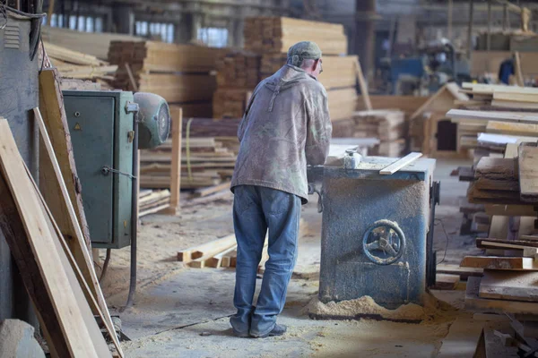 Old joiner's shop, working, sawing wood on the joiner's machine — Stock Photo, Image