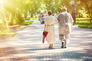 emeklilerin evli bir çift bir yaz Parkı'nda yürüyüş