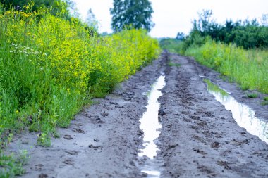 yaz aylarında tarlada çamurlu yol çamurlu yol