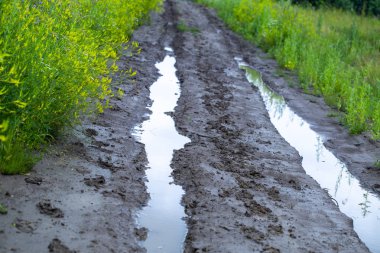 yaz aylarında tarlada çamurlu yol çamurlu yol