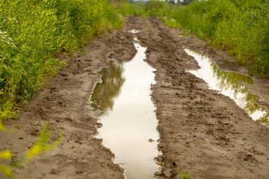 yaz aylarında tarlada çamurlu yol çamurlu yol