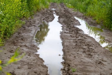 yaz aylarında tarlada çamurlu yol çamurlu yol