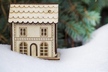 karda ahşap ev fener . Noel el feneri