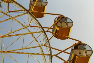 Dönme dolabı yaz aylarında eğlence parkında yakın çekim