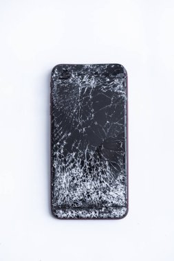 Beyaz arka planda kırık telefon ekranı yakın çekim